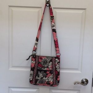 Cute Vera Bradley purse! Several pockets!